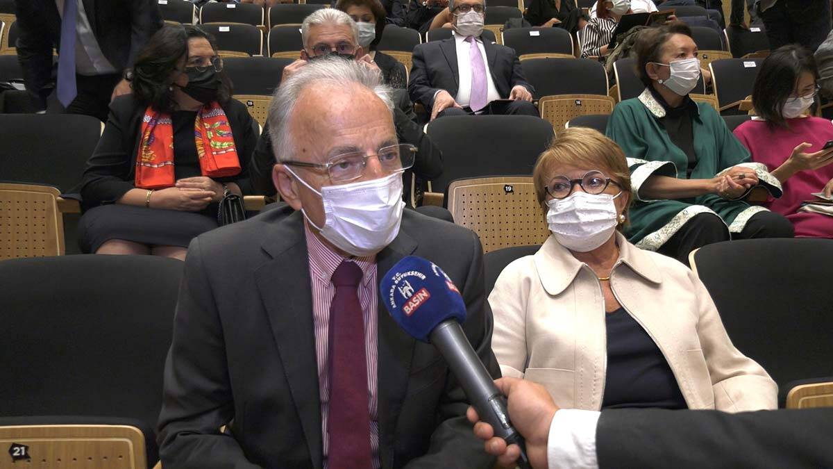 Ankara Büyükşehir Belediyesi Eski Başkanlarından Murat Karayalçın da ev sahibi olan Başkan Yavaş’a teşekkür ederek, “Çok önemli bir adımla sanat mevsimi açılıyor. Büyükşehir Belediyemiz sayesinde Ankaralılar umarım güzel bir sanat sezonu yaşar” diye konuştu.