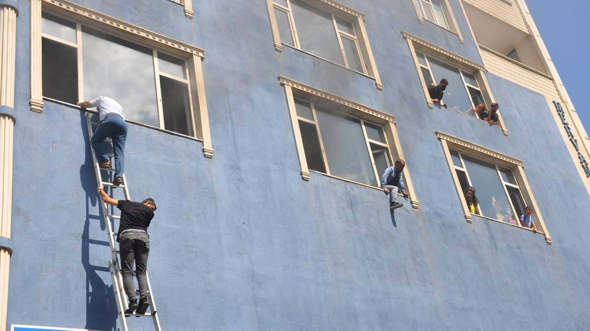 Muş'ta 6 katlı binada yangın; can pazarı yaşandı