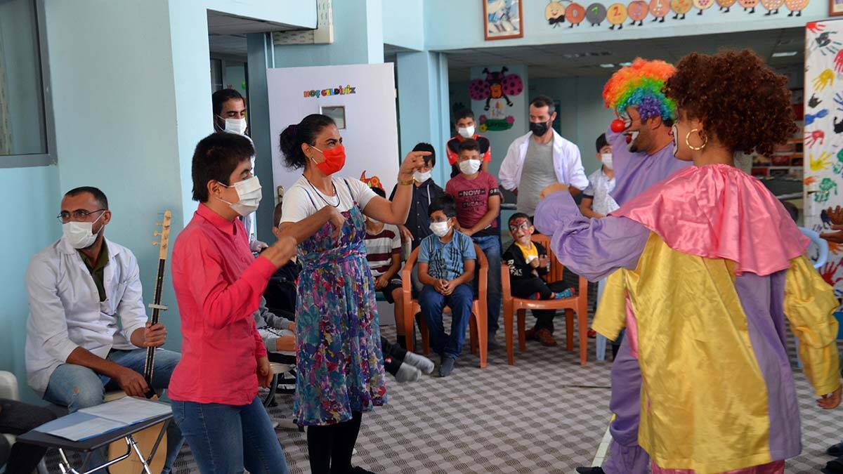 Müzikle terapi olan öğrenciler, palyaço ile eğlendi