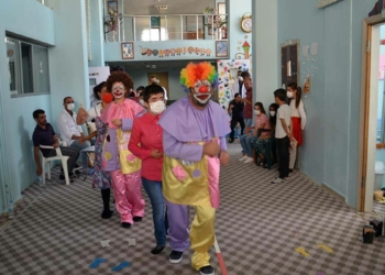 Müzikle terapi olan öğrenciler, palyaço ile eğlendi