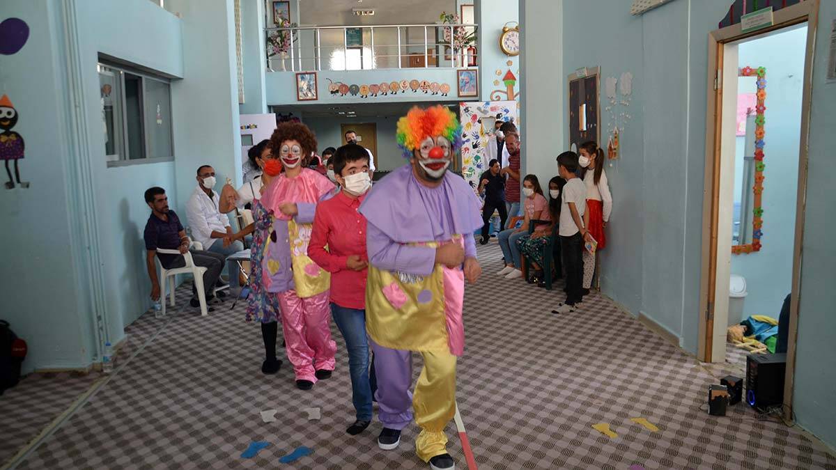 Müzikle terapi olan öğrenciler, palyaço ile eğlendi