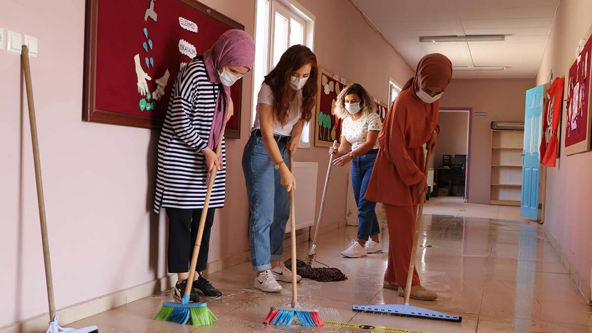 Öğretmenler, ellerine paspas ve fırça alıp okulu temizledi