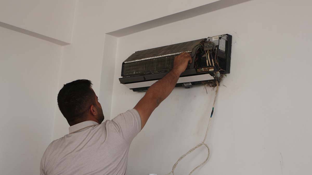 Okul klimalarına ücretsiz bakım yapıyor