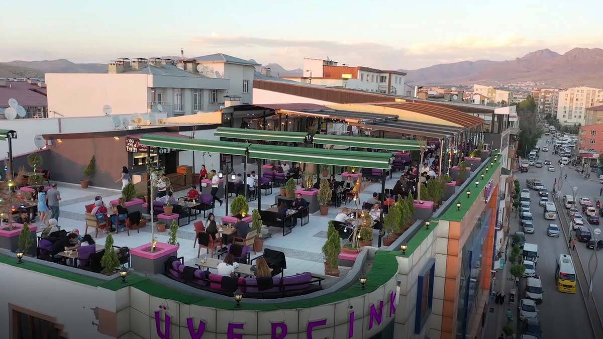 Sanata dikkat çekmek için kafede konser verdiler