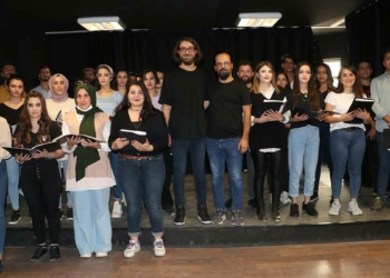 Sanata dikkat çekmek için kafede konser verdiler
