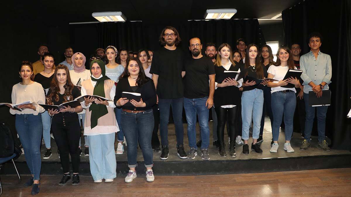 Sanata dikkat çekmek için kafede konser verdiler