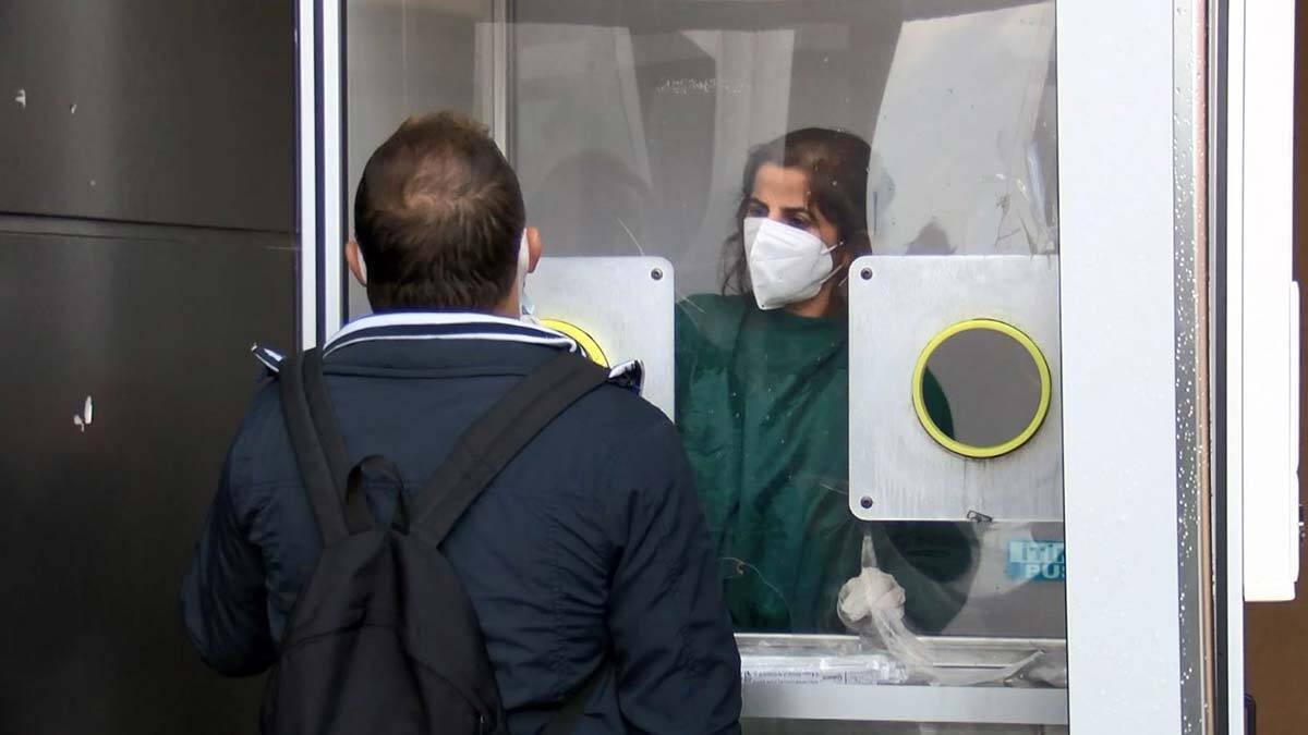 Aşı olmayanlar için PCR test zorunluluğu başladı