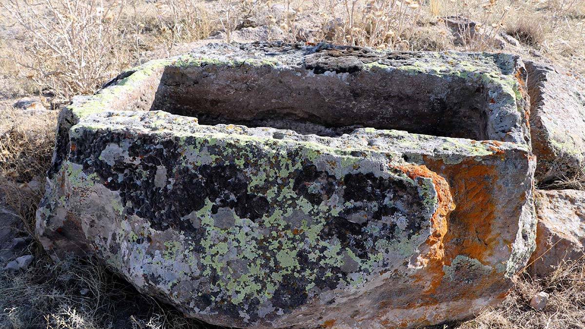 Roma dönemi kaya mezarlarda defineci tahribatı