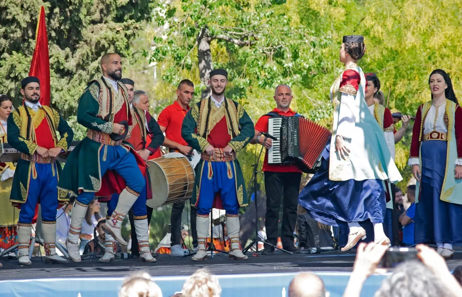 İzmir büyükşehir belediyesi’nin düzenlediği 15. Balkanlılar halk dansları ve kültürü festivali devam ediyor.