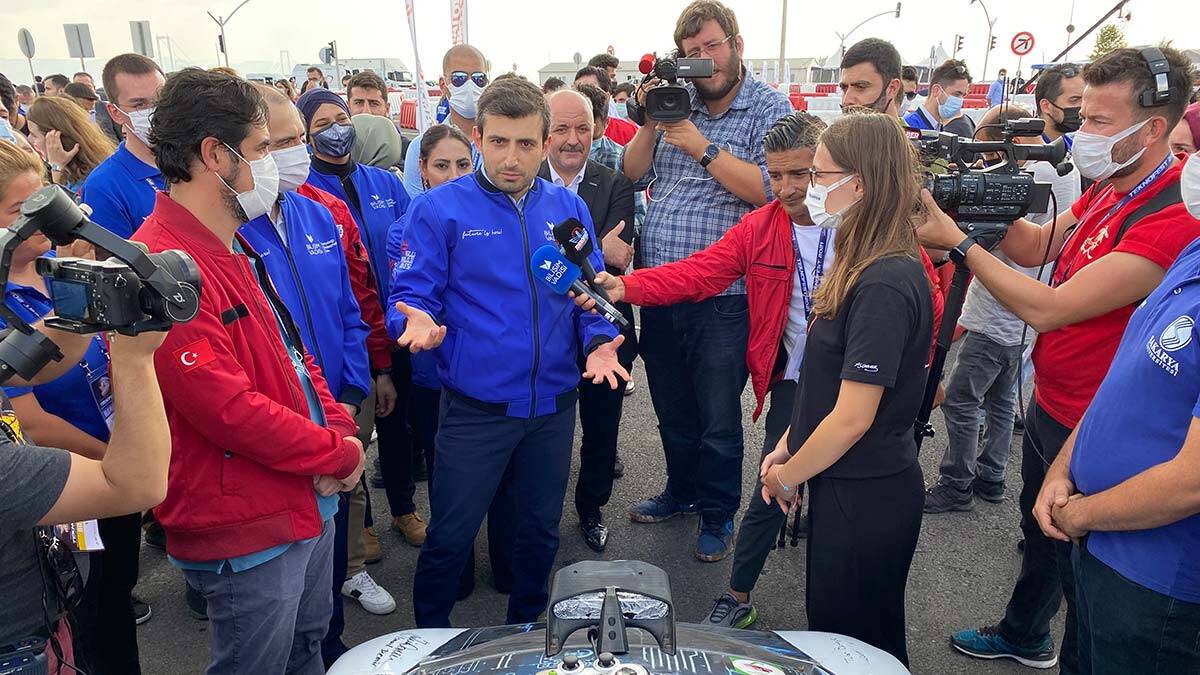 TEKNOFEST Yönetim Kurulu Başkanı Selçuk Bayraktar'dan Robotaksi Binek Otonom Araç Yarışması'nda takımlara ziyaret.