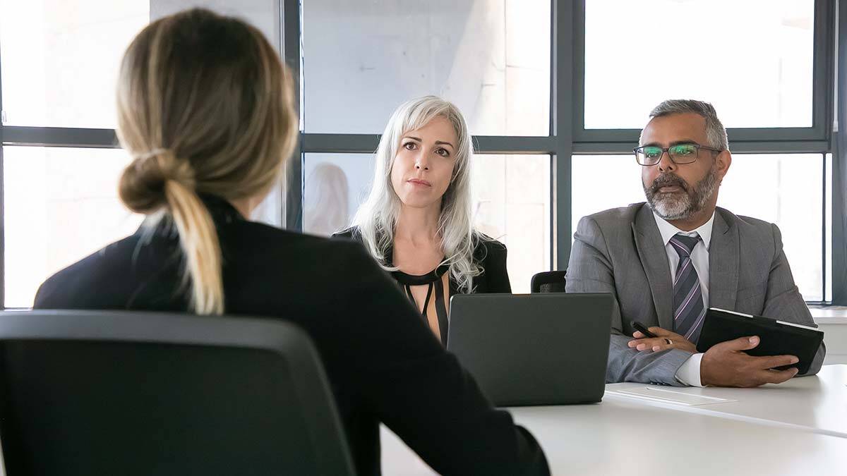 Artık basamaklar zor gelmekte insanlara hemen olmalı her şey emeksiz, tersiz, sabırsız işte bu nedenle de kimse mutlu değil gençlerin üniversite hedefi yok çünkü ilgileri yok bir mesleğe ömrünü adamak öğrenmek, sevmek o mesleğe değer katmak zor geliyor hızlı olmalı, kolay olmalı her şey.