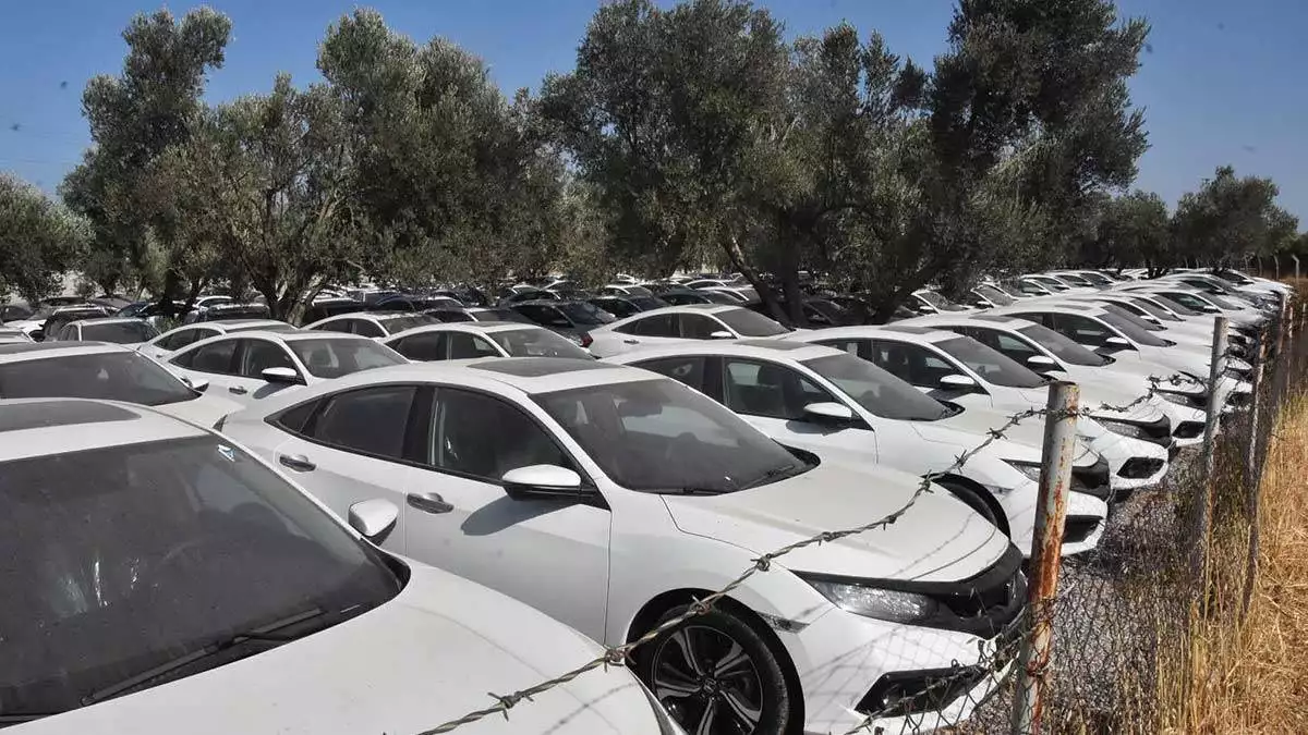 İzmir'de özel tüketim vergisi indirimi sonrası bayilerde araç kalmadığı öne sürülerek, sıfır otomobillerde stokçuluk yapıldığı iddia edildi.