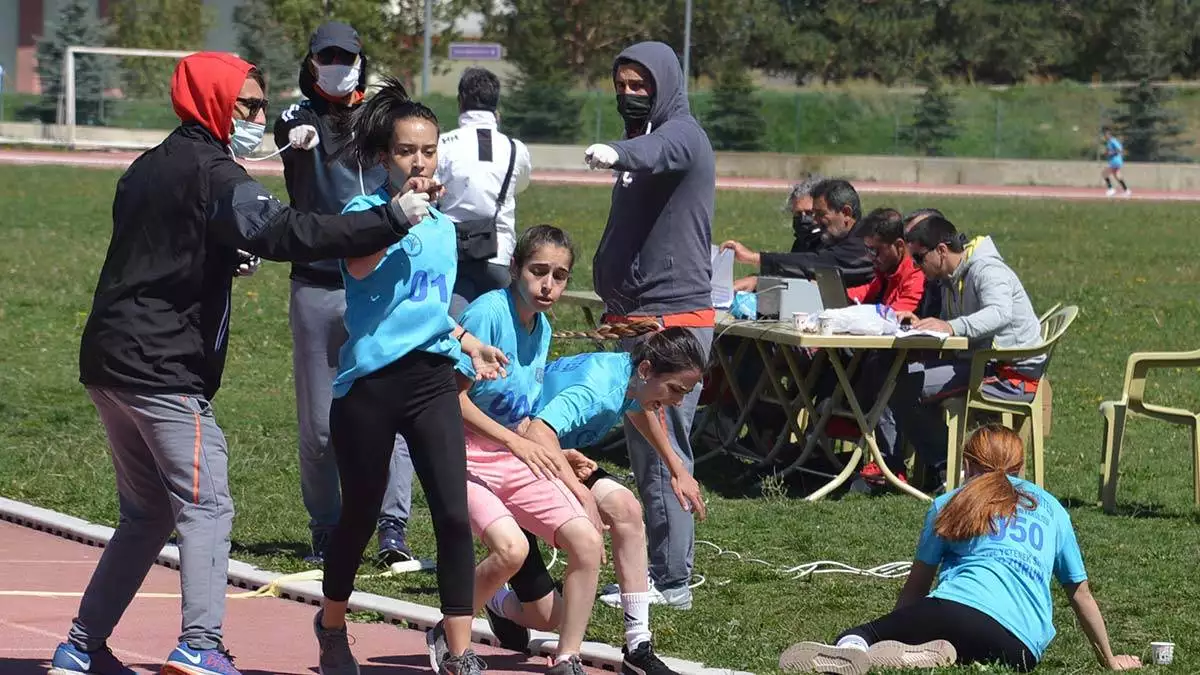 Erzurum atatürk üniversitesi spor bilimleri fakültesi'nde bayıltan sınavda özel yetenekli öğrenciler, 100 ve 800 metre etaplarını koştu.