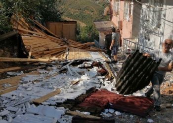 Sultangazi'de fırtına çatıları uçurdu