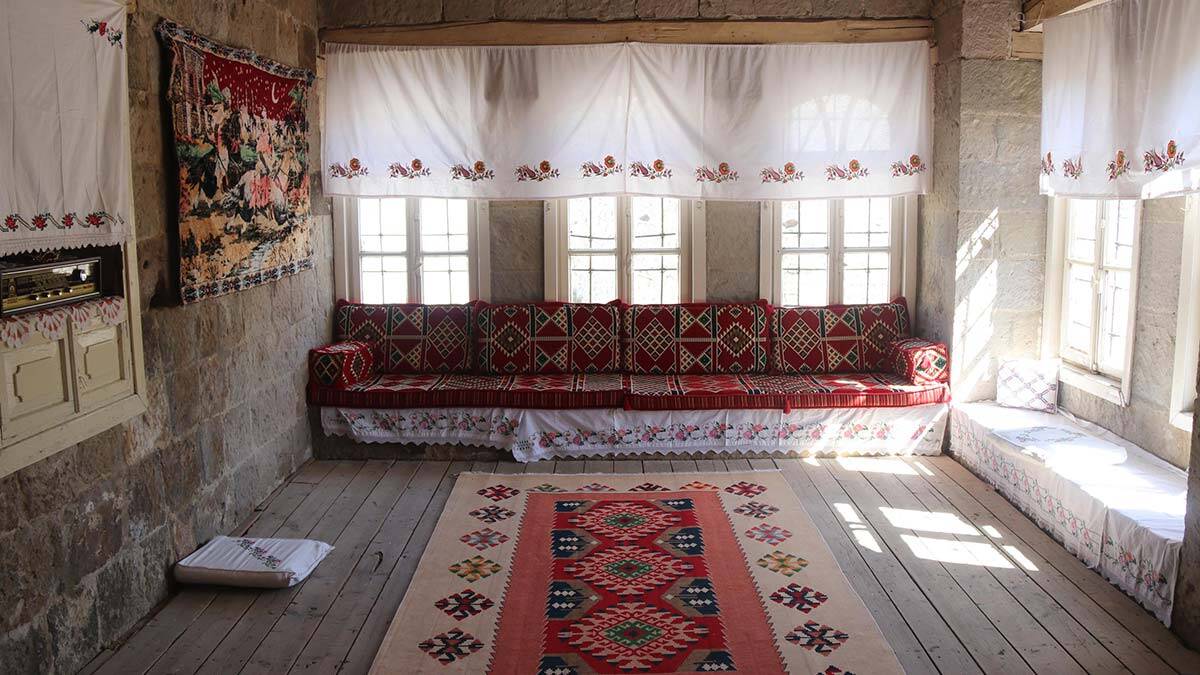Bitlis'te, 116 yıl önce yapılan ve 2 yıl önce sahiplerince boşaltılan 2 katlı 'Bitlis Evi', Kültür ve Turizm Bakanlığı'nın desteğiyle Bitlis Girişimci Kadınlar Derneği'nce restore edildi.