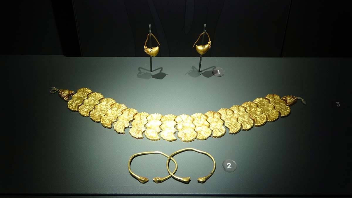 Savaşlar, yangınlar ve depremlerle defalarca kez yıkılıp yeniden kurulan 5 bin 600 yıllık geçmişe ışık tutan Troya Örenyeri'nde 150'nci yıl kazıları sürüyor.