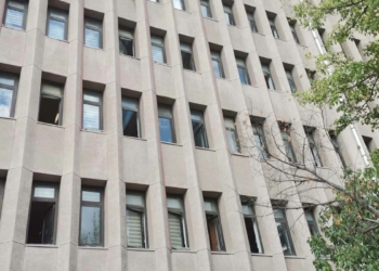 Duruşma salonunun penceresinden atladı