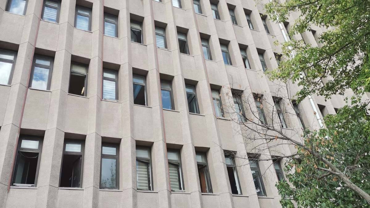 Duruşma salonunun penceresinden atladı