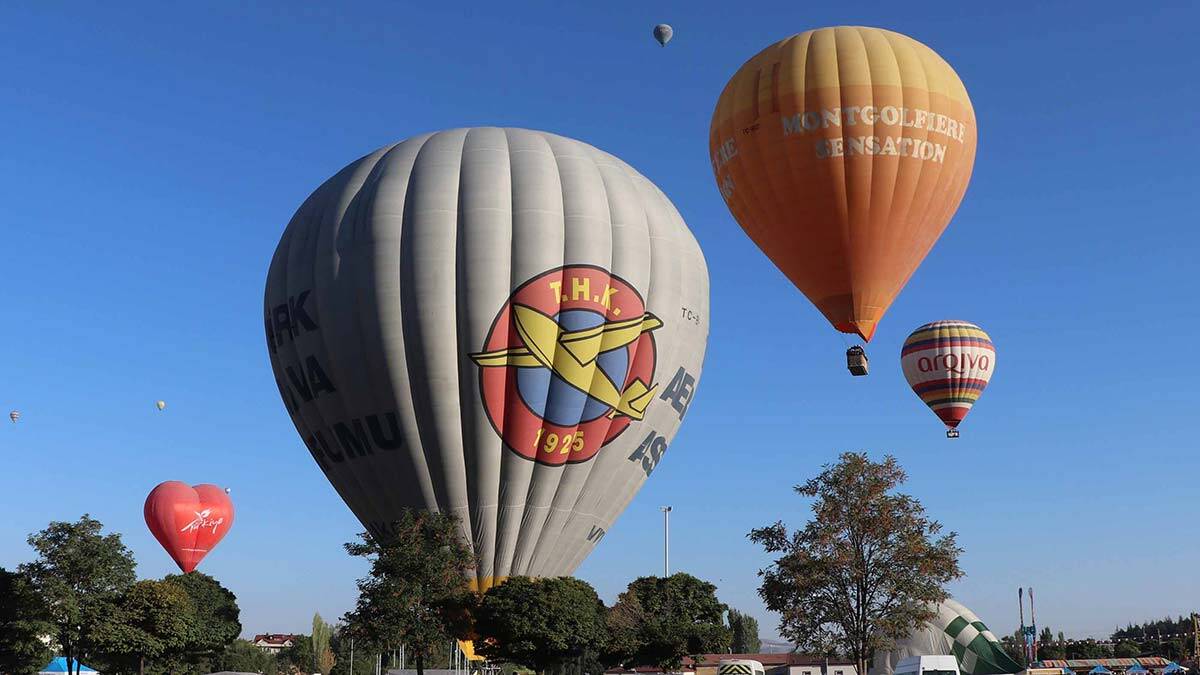 Ürgüp festivalinde ilk doz aşısını yaptıran 100 kişi balona bindi