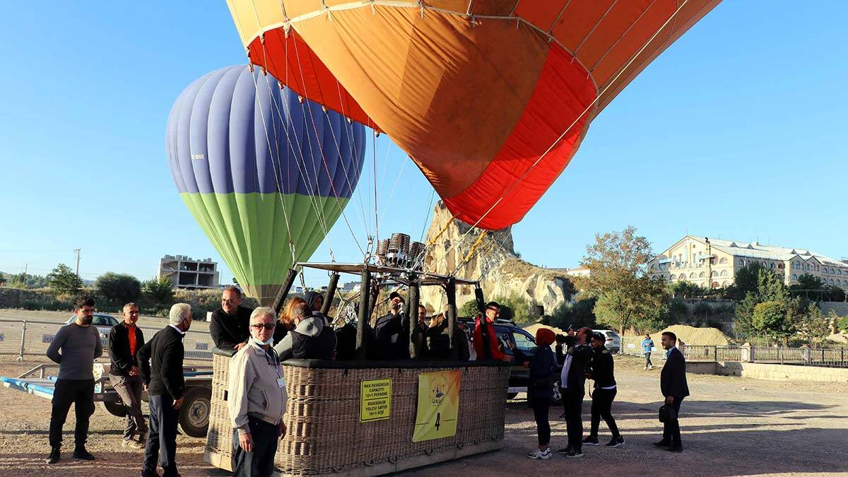 Ürgüp festivalinde ilk doz aşısını yaptıran 100 kişi balona bindi