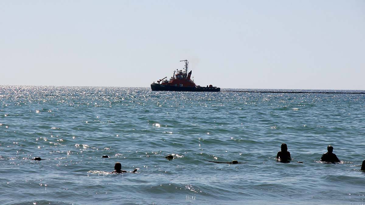 Petrol sızıntısının olduğu denizde yüzdüler