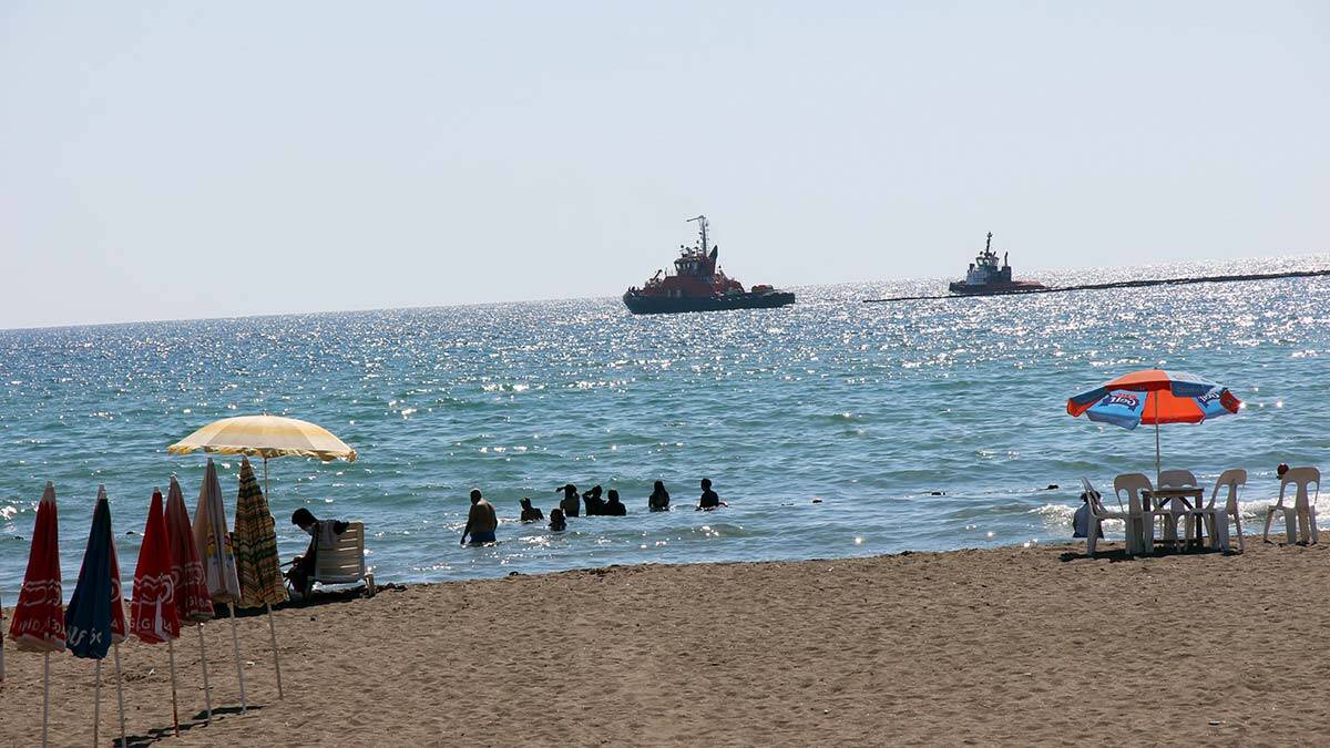 Petrol sızıntısının olduğu denizde yüzdüler