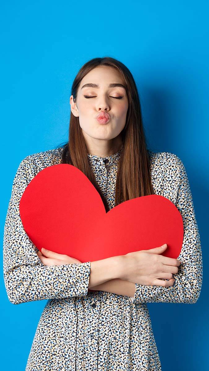 Klasik bir soruyla "AŞK NEDİR?" desem, hepinizin söyleyeceği çok şey vardır mutlaka.. Herkes yaşadığına ve yoğunluğuna göre yansıtacak fikrini. 