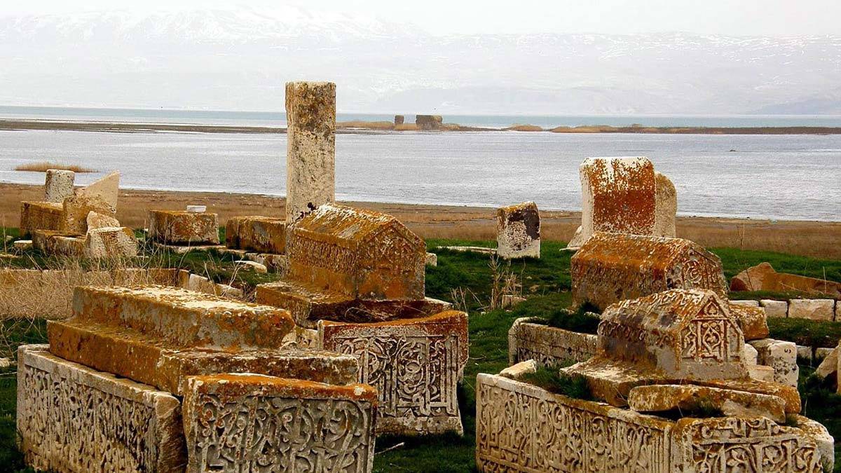 Van Gölü'ndeki çekilme 1 kilometreyi aştı