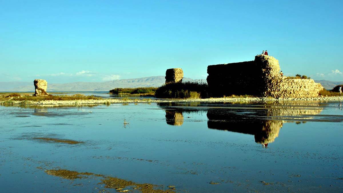 Dünyanın en büyük sodalı gölü olan, 3 bin 712 kilometrekarelik yüzey alanıyla da Türkiye'nin en büyük gölü olma özelliği taşıyan Van Gölü'ndeki çekilme 1 kilometreyi aştı.
