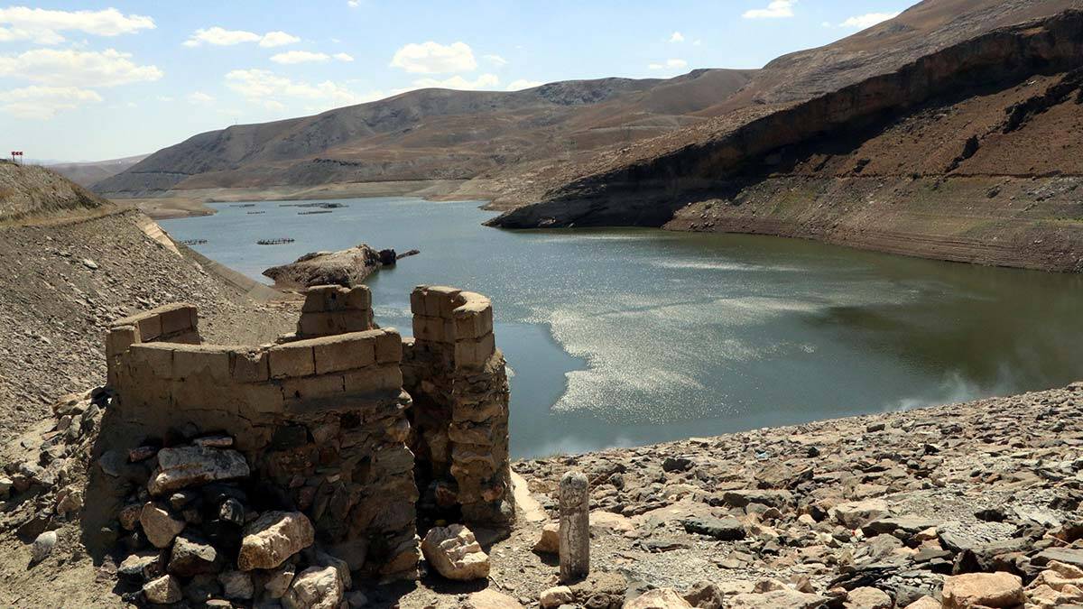Kuraklıktan Zernek Baraj Gölü taban seviyeye indi 