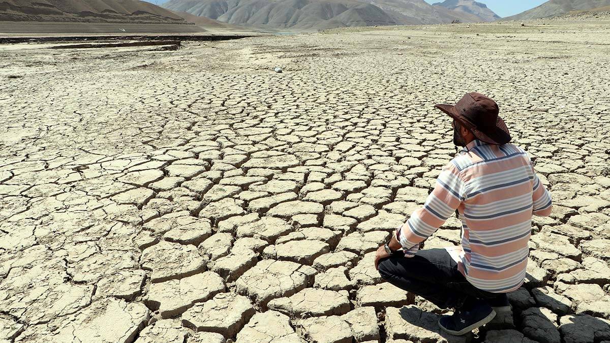 Kuraklıktan Zernek Baraj Gölü taban seviyeye indi
