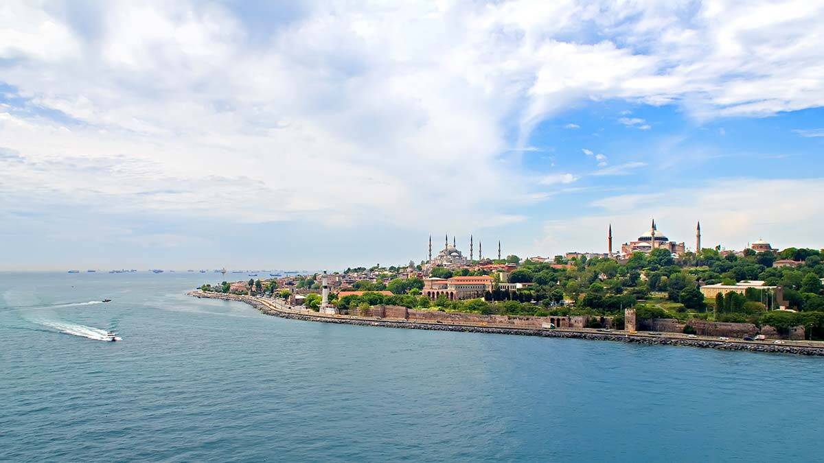Dünyanın en güzel şehridir İstanbul. Boğazın iki yakasına yayılmış, olağanüstü güzellikteki tepeler, şehrin sakinlerini ve ziyaretçilerini sürekli büyüler. 