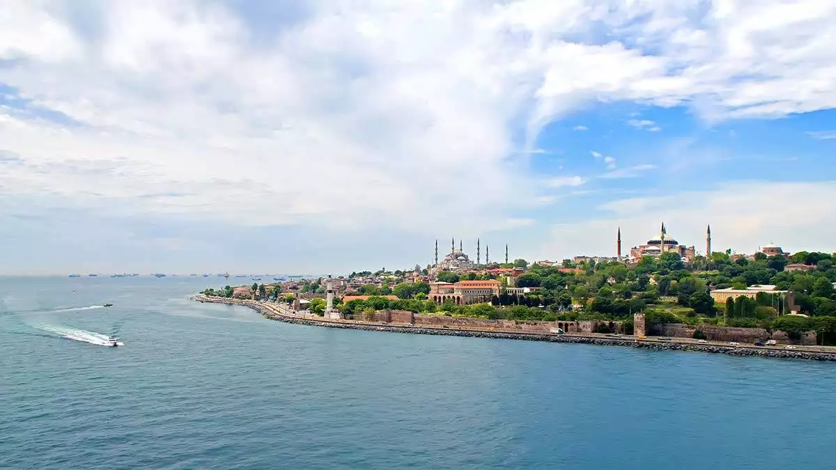 Dünyanın en güzel şehridir i̇stanbul. Boğazın iki yakasına yayılmış, olağanüstü güzellikteki tepeler, şehrin sakinlerini ve ziyaretçilerini sürekli büyüler.