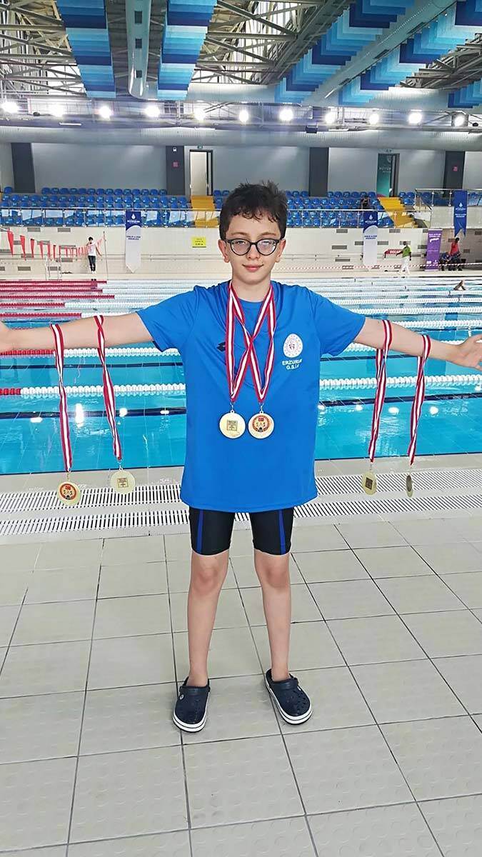 Yaman Rüzgar yüzmede rekor üstüne rekor kırdı