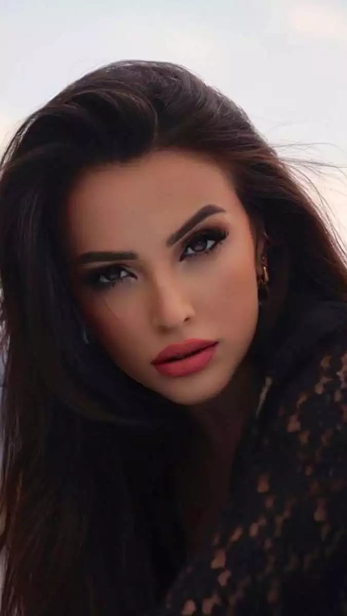 Azerbaycan miss smile güzeli zümrüd mammadova kariyerine türkiye’de devam ediyor, mammadova büyük projelerde yer almayı hedefliyor.