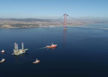 124 metrelik platform köprünün altından geçirildi