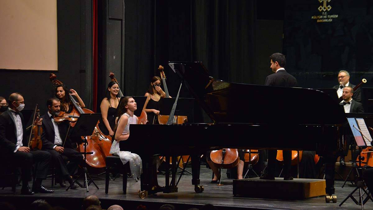 13 yaşındaki İlyun, Mozart'ın konçertosunu çaldı