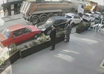 2 hafriyat kamyonu 4 otomobile çarptı