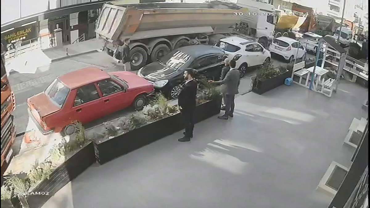 2 hafriyat kamyonu 4 otomobile çarptı