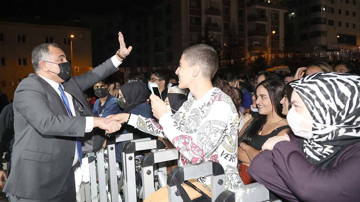 Ankara’nın başkent oluşunun 98. Yılı kutlamaları kapsamında Çankaya'da Koray Avcı konseri düzenlendi. Konsere Ankaralıların ilgisi büyüktü.
