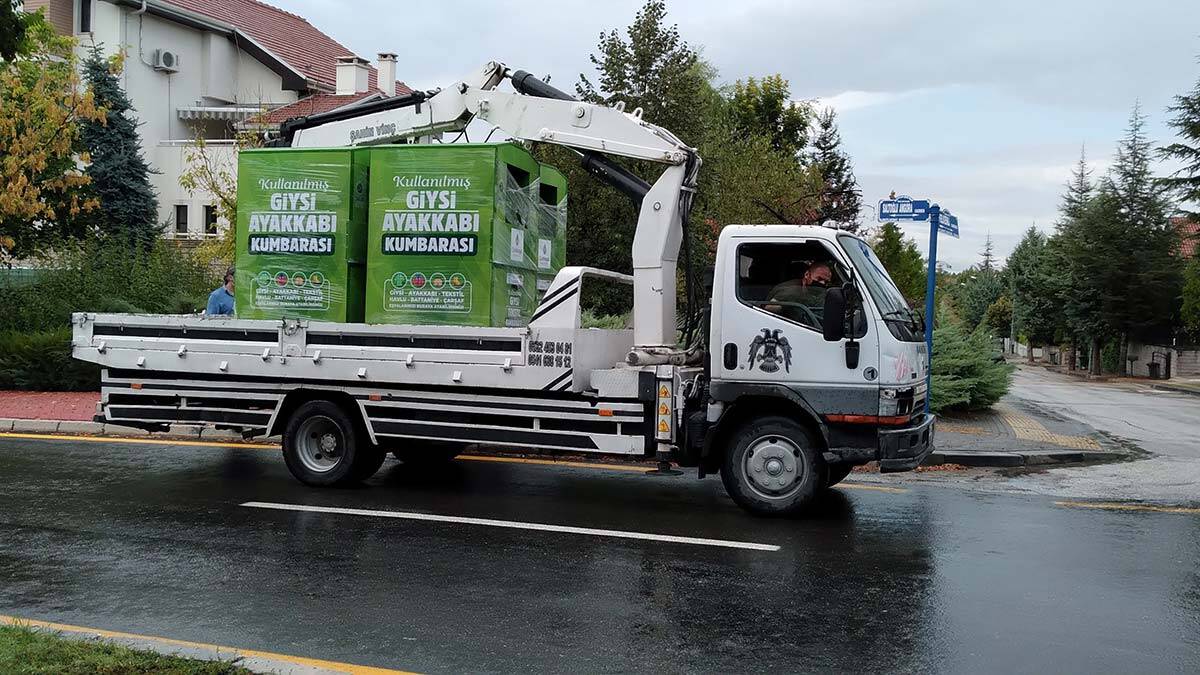 Çankaya'ya 400 adet giysi ve ayakkabı kumbarası