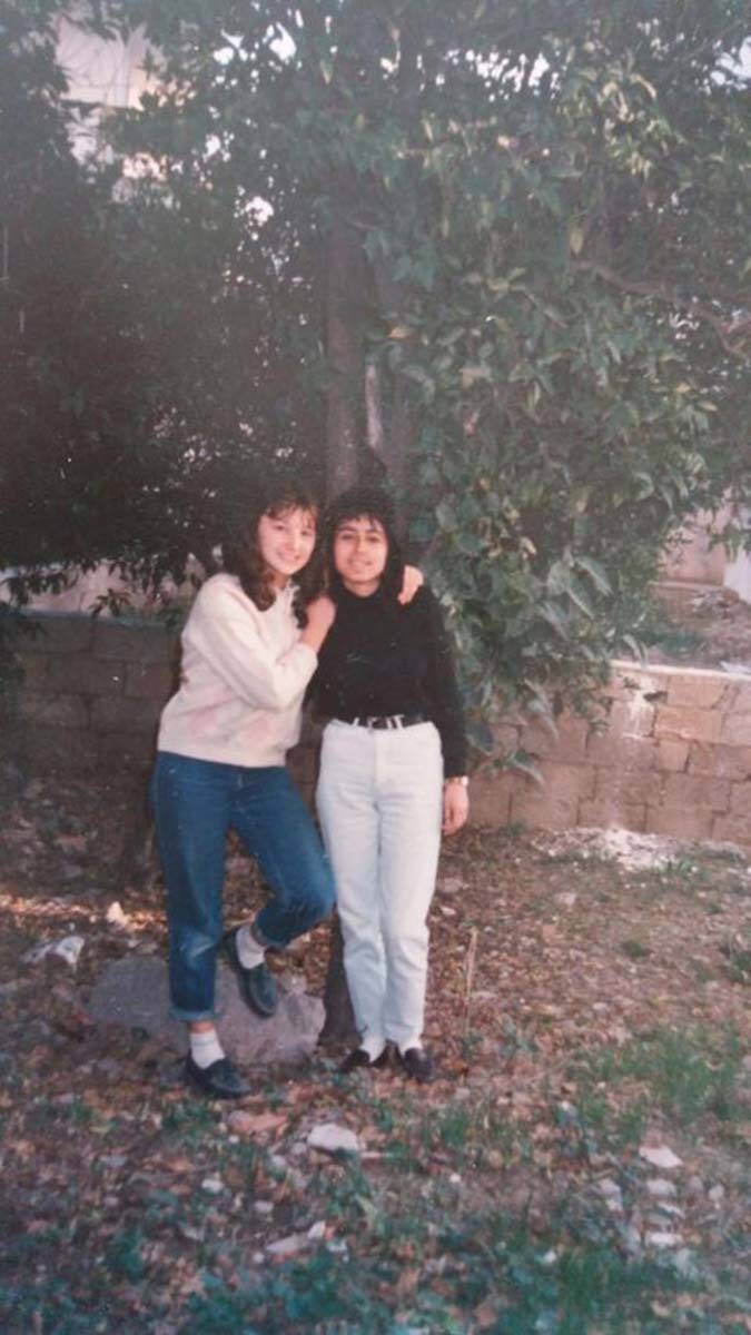 O bir güzellik tanrıçası. Ben sade vatandaş...Salonun kapısına vardığımda içerden gelen Türk sanat müziği sardı beni, önce. Arkasından salonun renkleri. Pembe, fuşya ve lila. Duvarda Yeşilçam'ın en güzel kadınlarının resimleri.