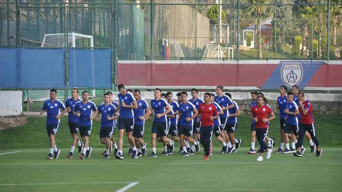 Türkiye futbolunun uzun süredir ana gündem maddesi olmasına karşın asla gerçek öznesi olmayı başaramamış oyuncu yetiştirme meselesi, karanlık bir odanın ortasındaki fil hikâyesini andırıyor.