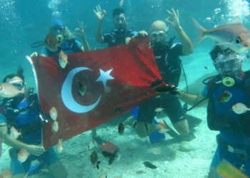29 Ekim öncesi su altında Türk Bayrağı açtılar