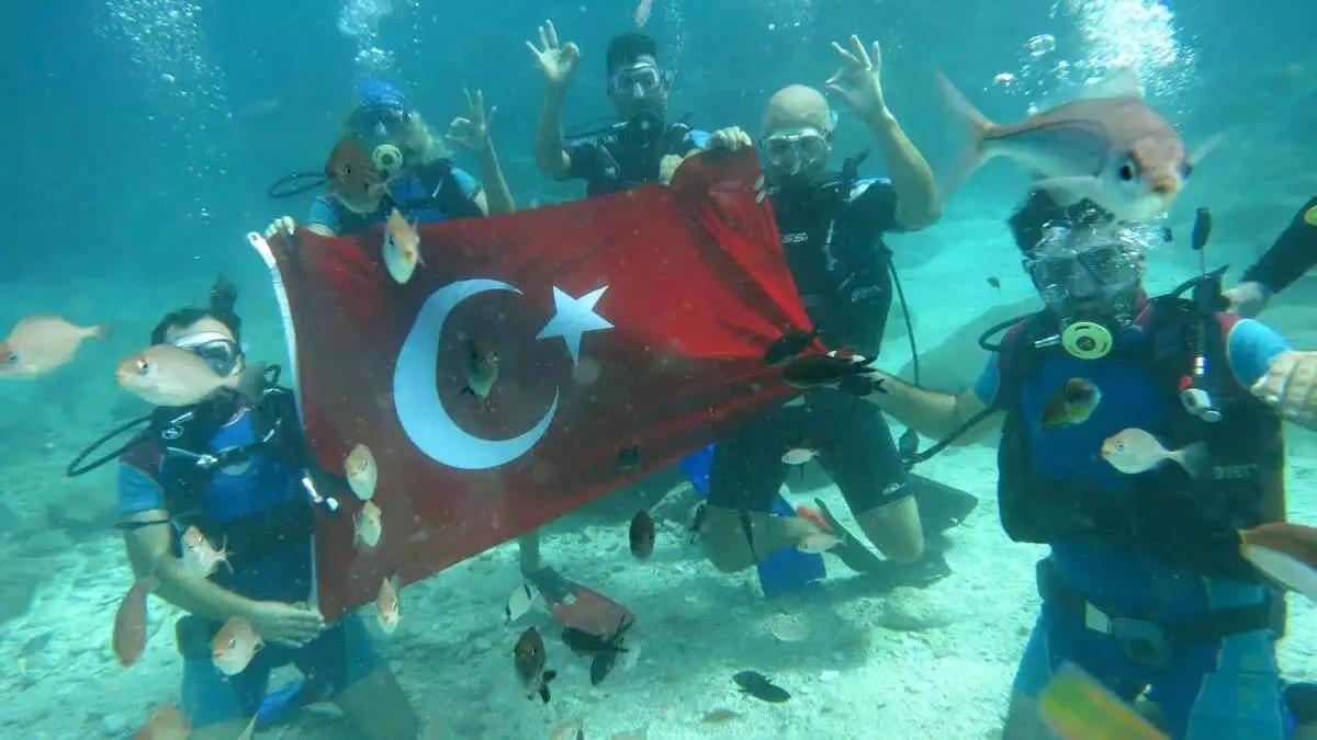 29 ekim öncesi su altında türk bayrağı açtılar