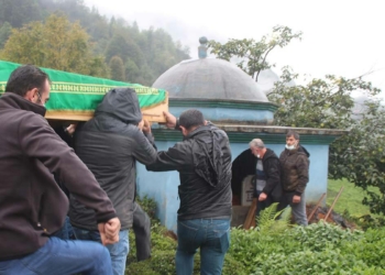 32 yıl önce kendi elleriyle yaptığı mezara defnedildi