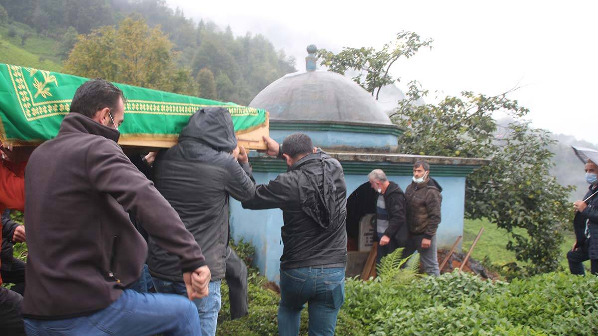 32 yıl önce kendi elleriyle yaptığı mezara defnedildi