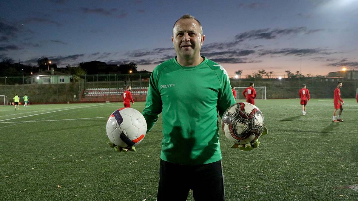 "1984'te lisansım çıktı. O zamandan beri bilfiil futbolun içerisindeyim. "
