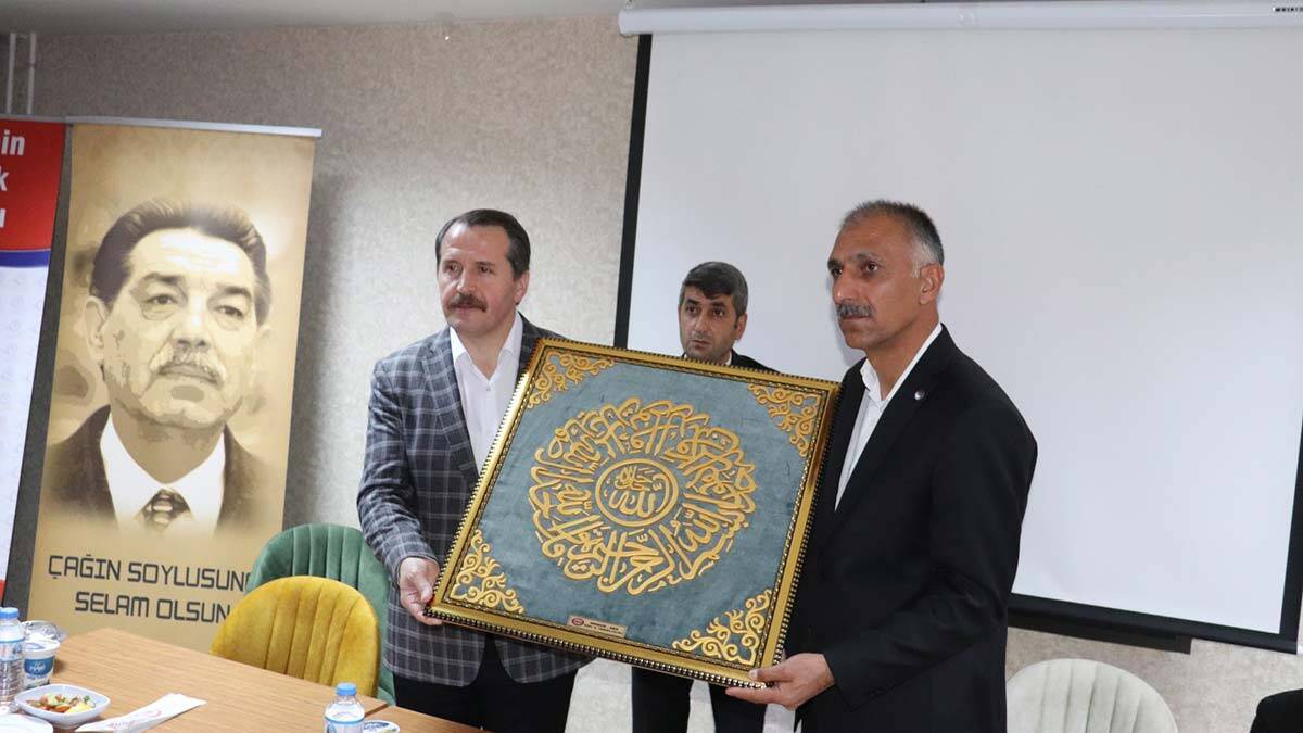 Ağrı Şube Başkanı Abdurrahman Aslan, Genel Başkan Yalçın'a tablo hediye etti