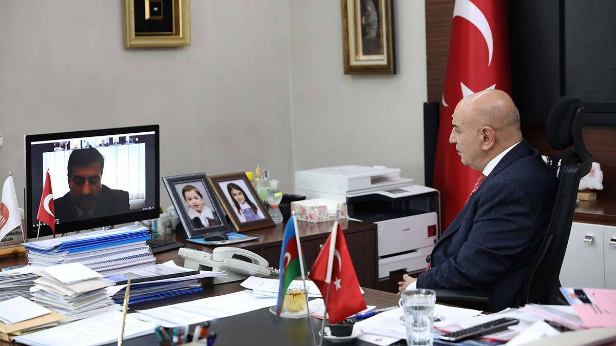 Azerbaycanlı belediye başkanlarıyla telekonferans